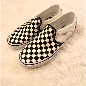 NWOT black and white checkered Vans. Size 8.5